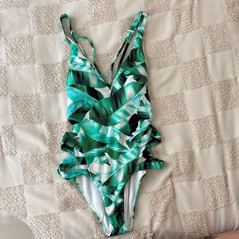 La Hearts Green Leaf Print One Piece Swimsuit